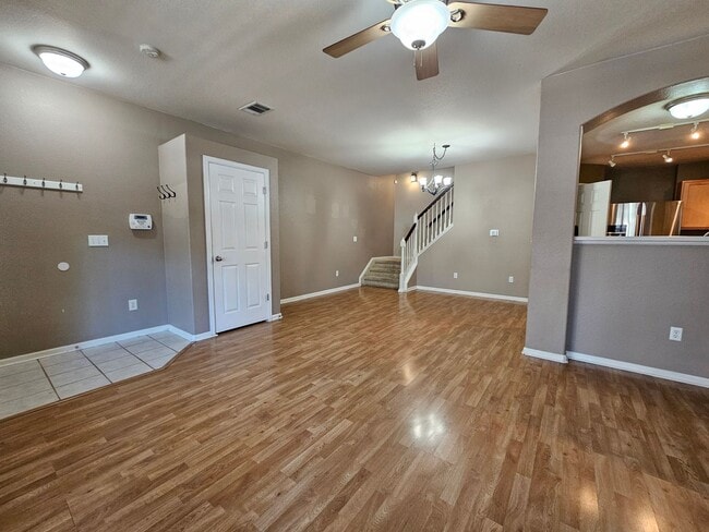 Building Photo - Beautiful Townhome - Great Location - Gara...