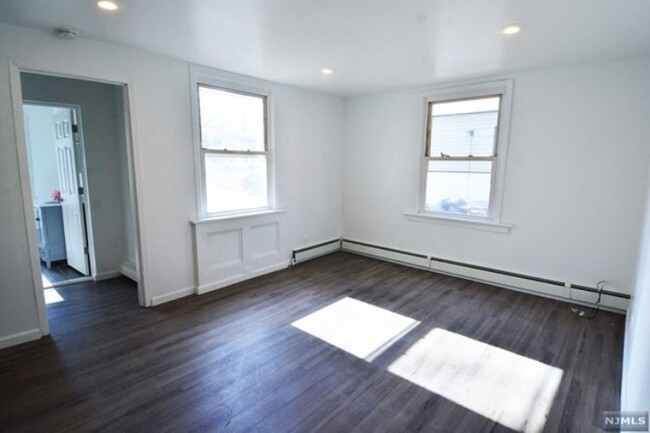 Building Photo - 208 W Palisade Ave