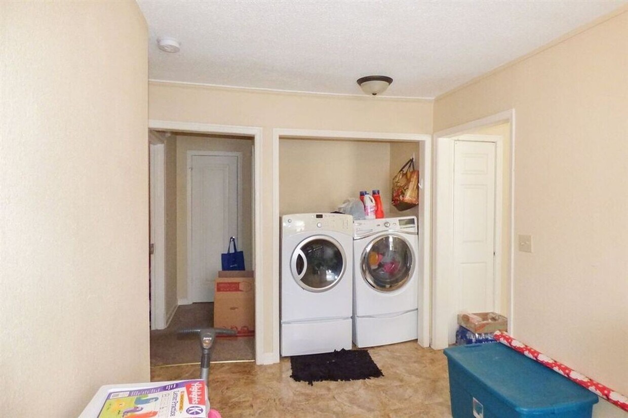 Foto principal - 3 bed 2 Bath Home Super Large Back Yard