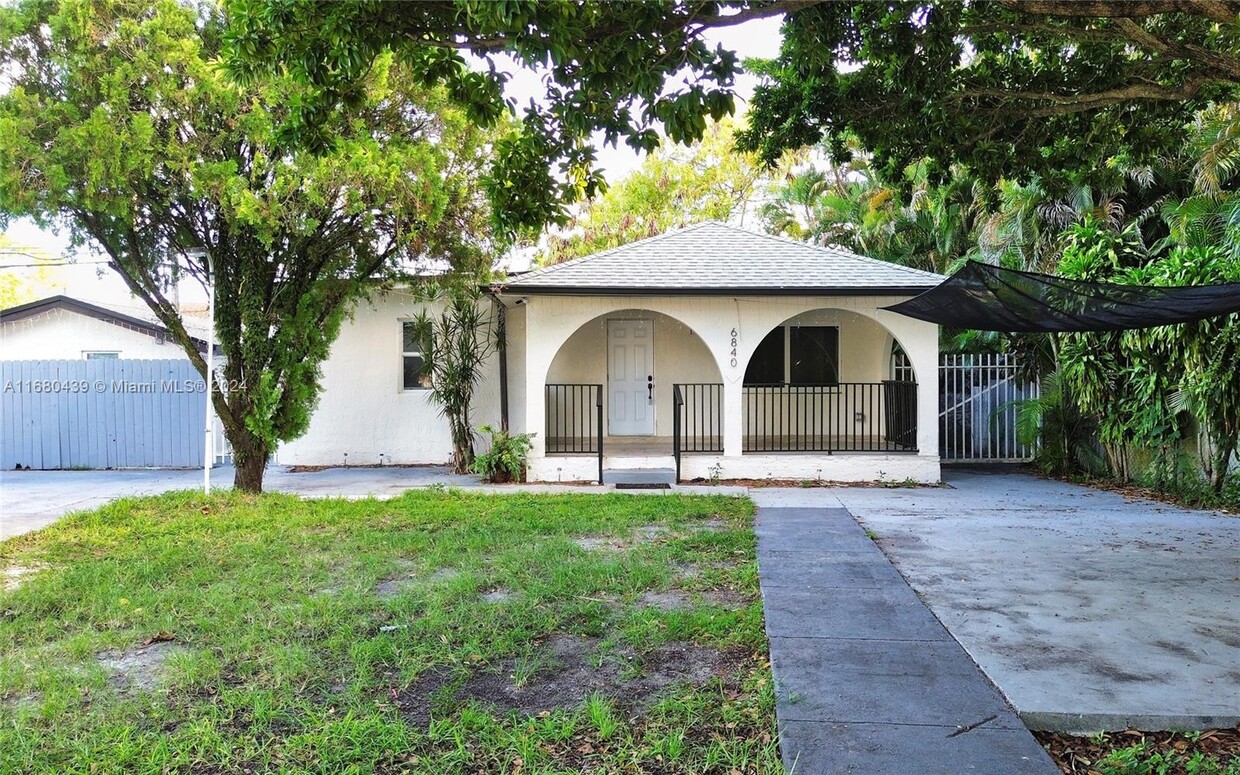 Foto principal - 6840 SW 25th Ter