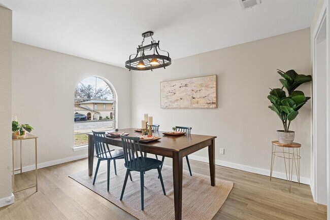 Building Photo - 701 Ridge Crest Dr