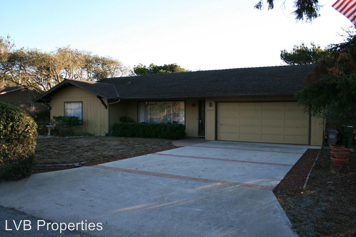 Primary Photo - 5233 Hillcrest Dr