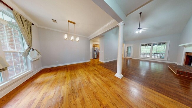 Foto del edificio - One Level 4 Bedroom Brick Home on N. Colle...