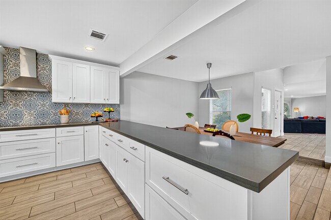 Foto del edificio - 818 Silvergate Dr