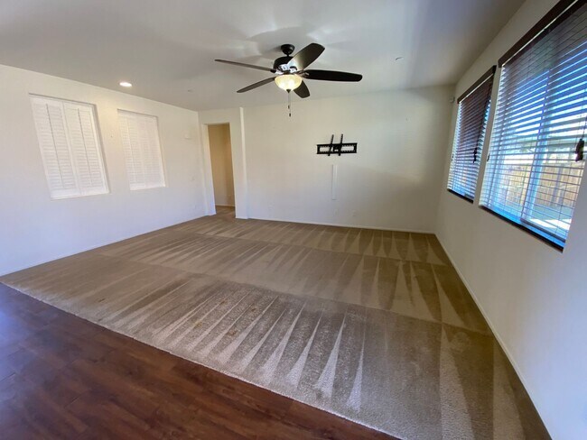 Building Photo - Rosamond 3+Office Available Now!