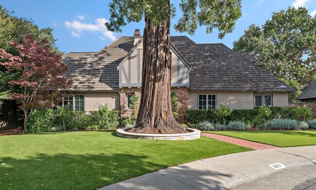 Foto del edificio - Exquisite English Tudor Estate on Private ...