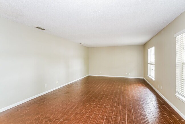 Foto del edificio - 3804 Hill N Dale Pl