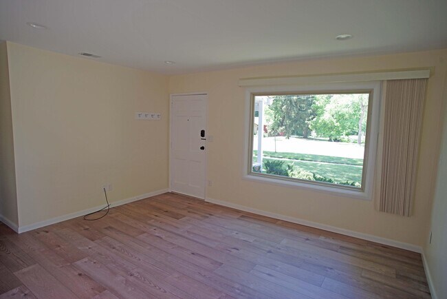 Foto del edificio - 1052 N Maple Rd