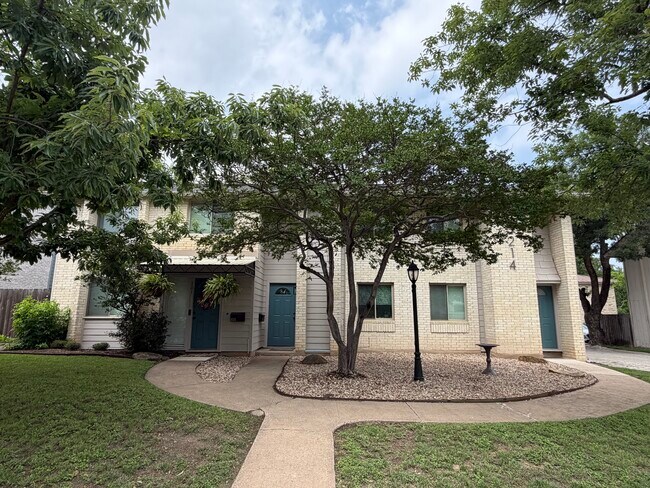 Foto del edificio - 3214 Crosscreek Dr