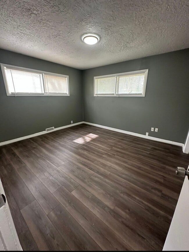 Building Photo - This is a 4 bedroom 1 Full bathroom house which has a spacious living room, dining room and full ...