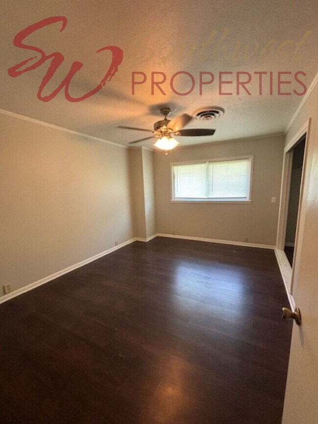 Foto del edificio - Spacious, bright updated 4 bedroom 3 bath close to campus!!