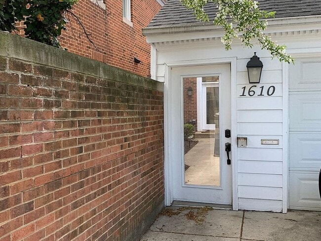 Private entrance and courtyard - 1610 N Larrabee St