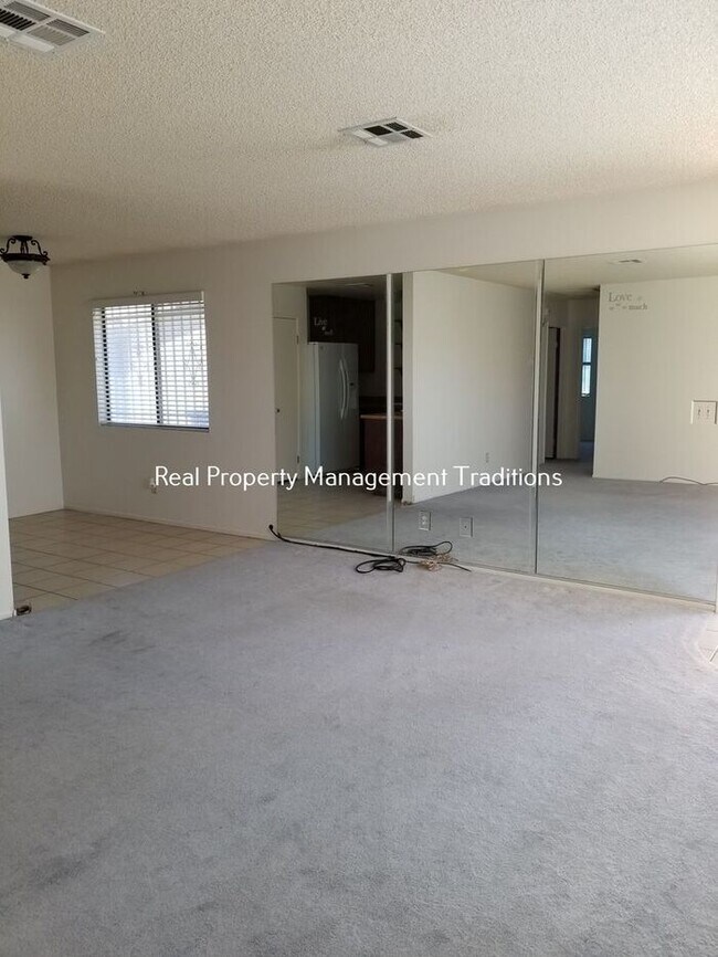 Building Photo - Cute Lancaster Duplex!