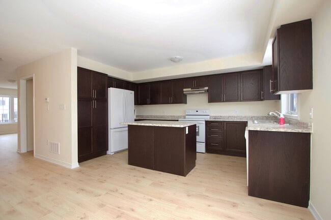 Building Photo - Stunning 3-Bedroom Townhouse for Rent in B...