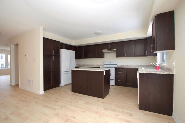 Photo du bâtiment - Stunning 3-Bedroom Townhouse for Rent in B...