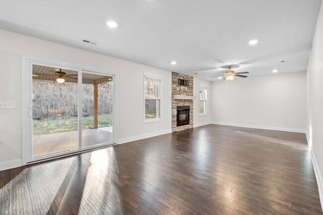 Foto del edificio - Pet Friendly Four Bedroom!