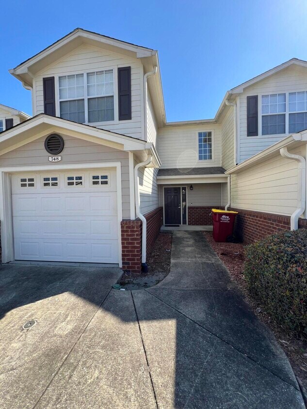 Foto principal - 748 Majestic Dr