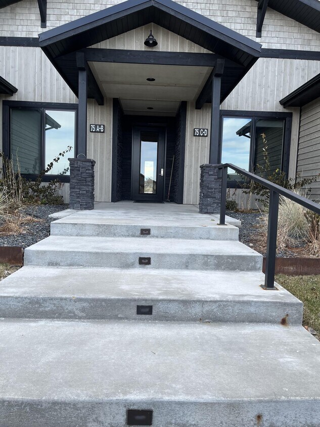 Primary Photo - 75 Highnoon Way