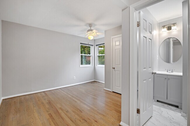 Building Photo - 302 Taylor Ave