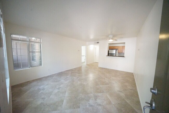 Foto del edificio - SHOWINGS AVAILABLE NOW
