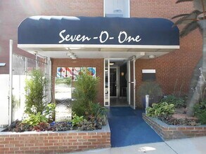 Building Photo - 701 N Pearl St