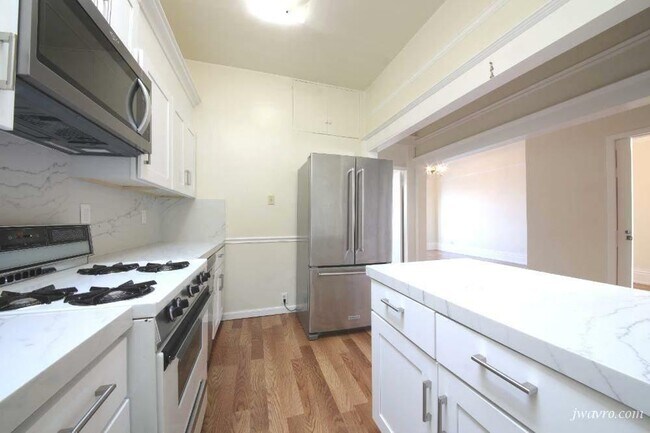 Building Photo - 2471 Lombard St