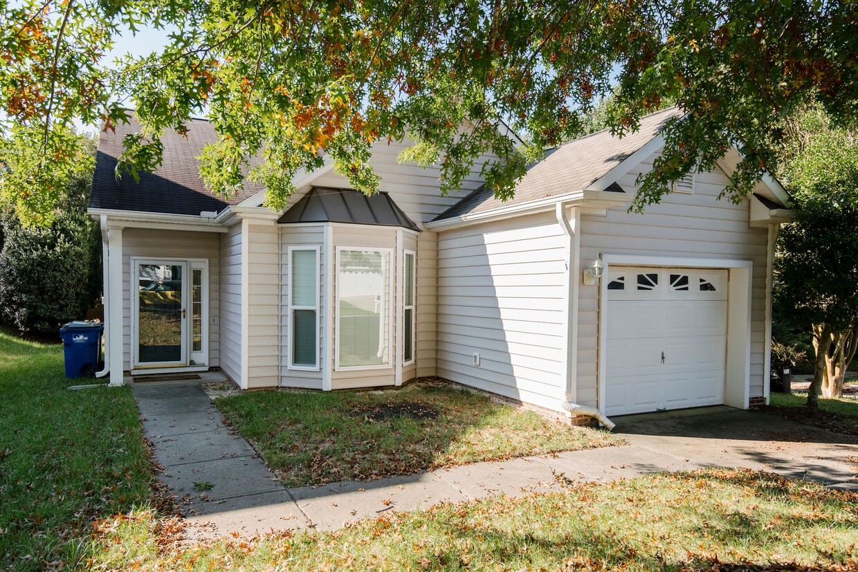 Foto principal - Charming 3 BR/2 BA Ranch Home in NW Raleigh