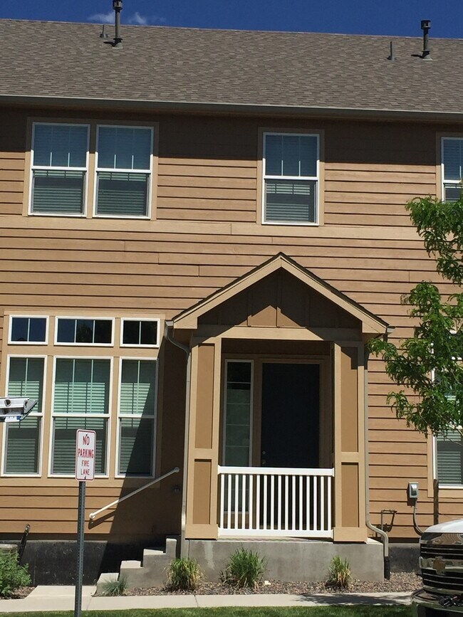 Building Photo - No Yard to Maintain in this 3 Bedroom Town...