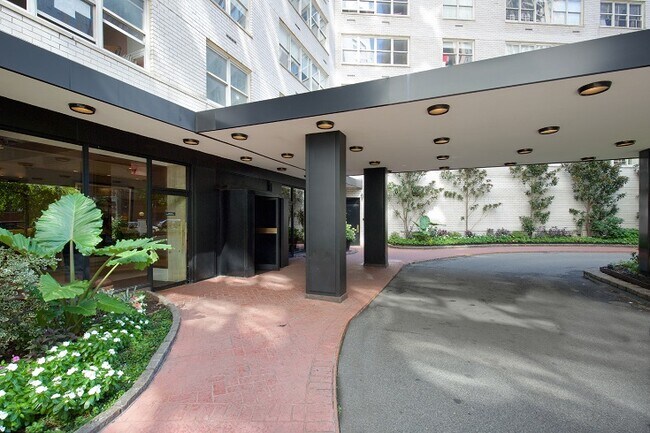 Building Photo - 48 W 68th St