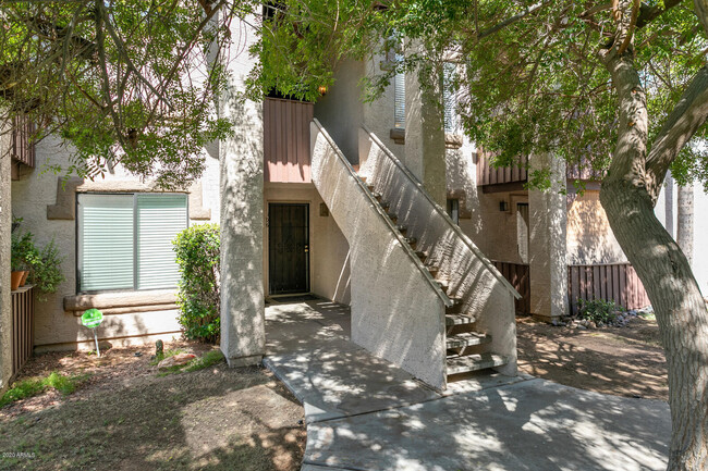 Building Photo - 3102 E Clarendon Ave