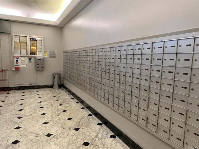 Building Photo - 125 Queens Blvd