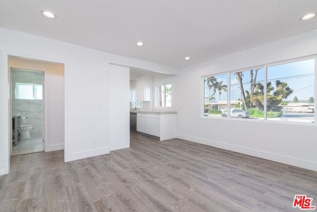 Building Photo - 1310 W Valencia Dr