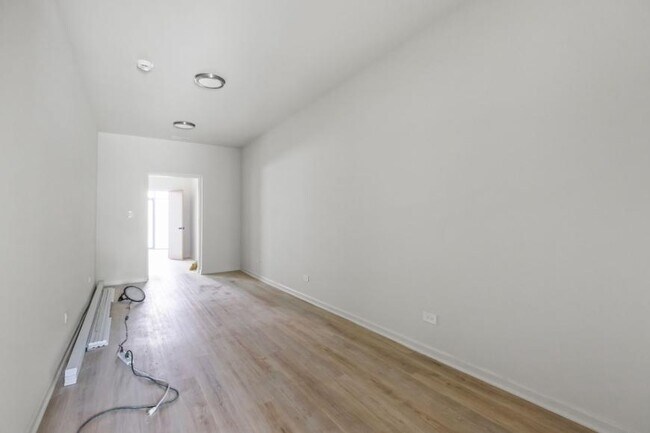 Building Photo - 3 bedroom in Chicago IL 60618