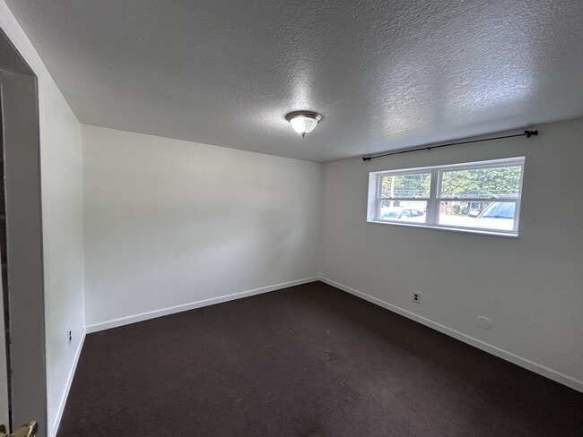 Foto del edificio - 6188 Whitehall Rd