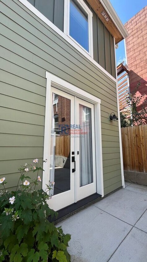 Foto principal - 127 1/2 S Pennsylvania St-