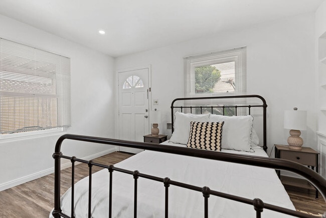 Building Photo - 512 W Juniper St