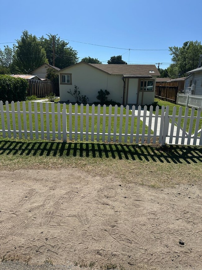 Building Photo - Fresh one bedroom, one bath home in downtown Bishop
