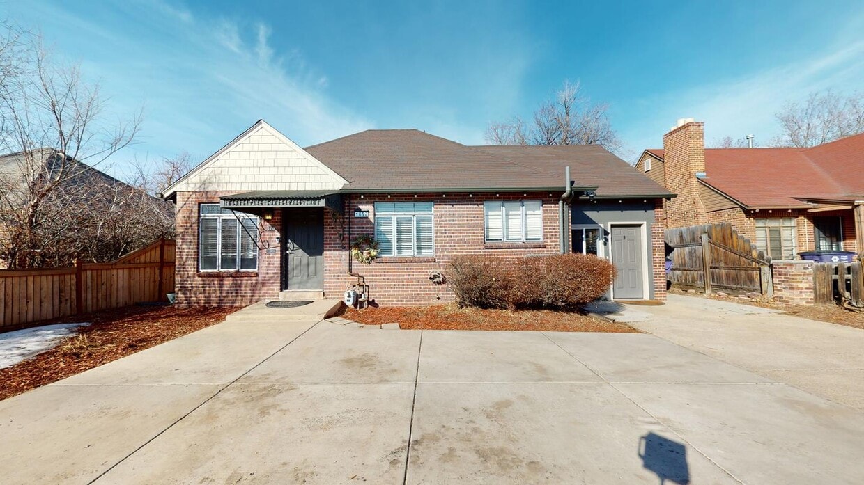 Bright & beautiful South Park Hill duplex property with large fenced shared yard - Bright & beautiful South Park Hill duplex property with large fenced shared yard