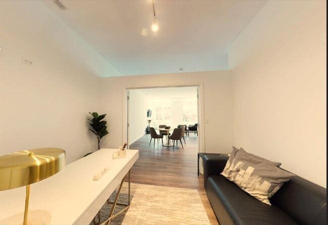 Foto del edificio - 3 bedroom in Chicago IL 60616