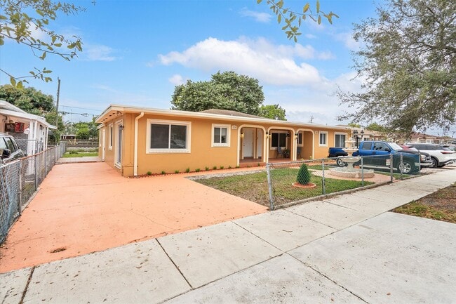 Building Photo - 934 E 22nd St