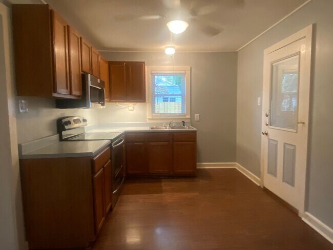 Building Photo - 2 BEDROOM NEAR I-35 FOR A QUICK COMMUTE