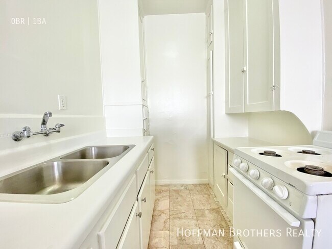 Building Photo - 4846 Rosewood Ave