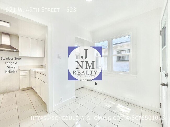 Building Photo - Beautiful newly remodeled “House-style” la...