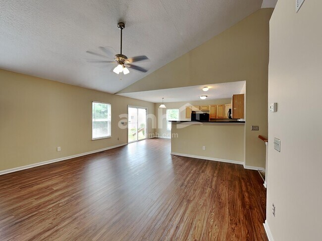 Foto del edificio - 211 Cherrytree Ln
