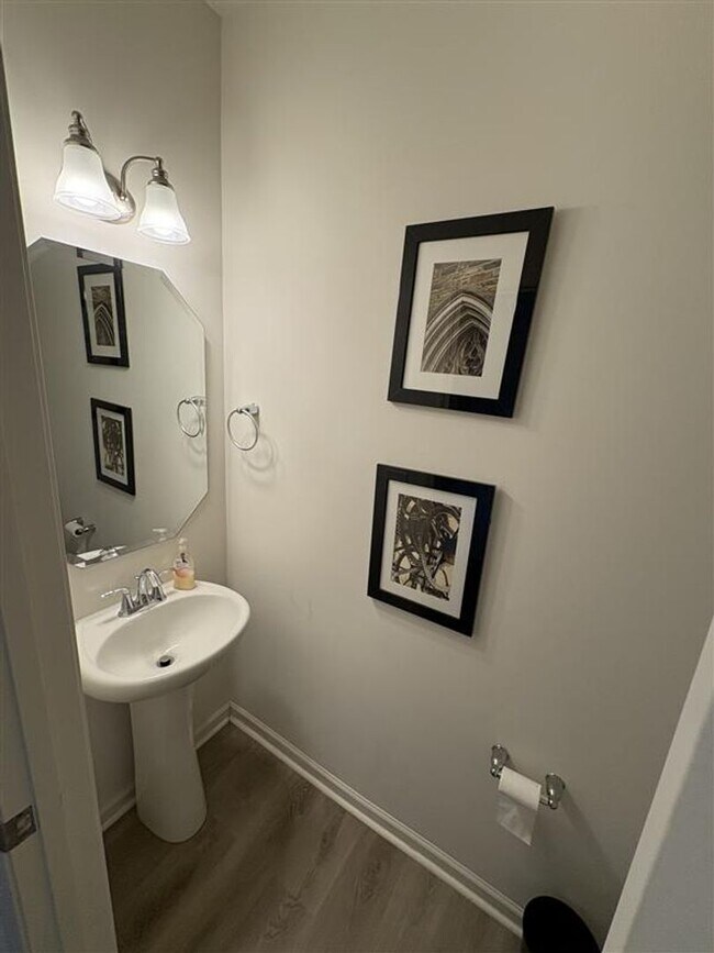 Foto del edificio - Rent Ready **Spacious 3-Bedroom Home with Open Concept & Large Fenced in Backyard**