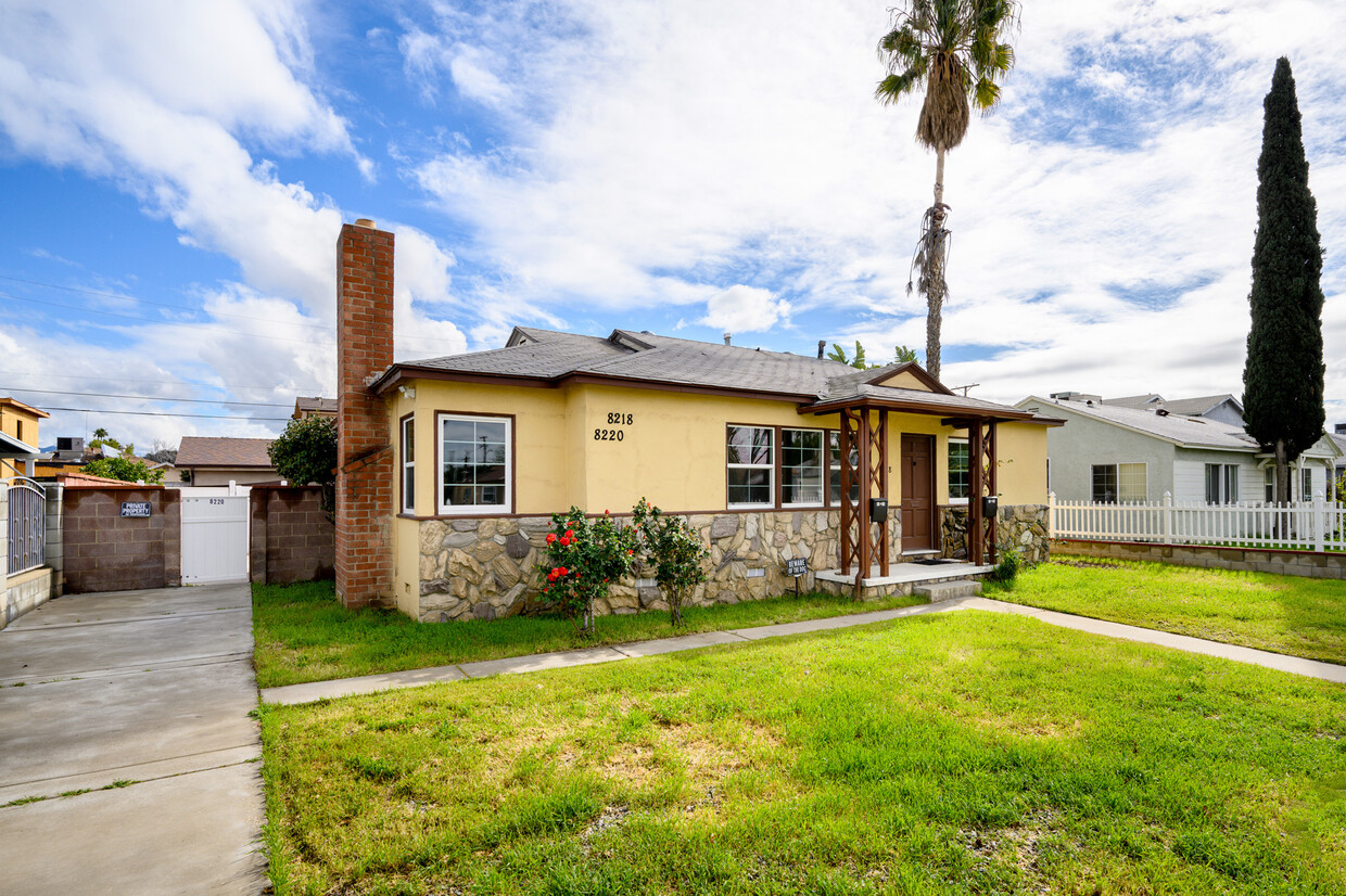 Foto principal - 8218 Whitsett Ave