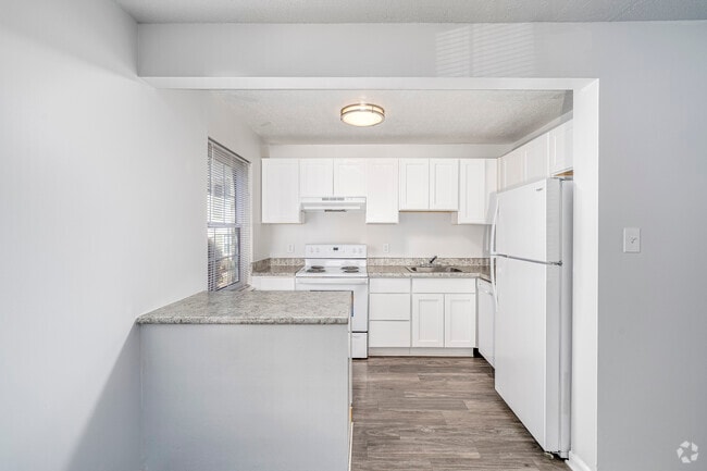 2BR, 2BA - 850SF - Kitchen - Quarterpath Place