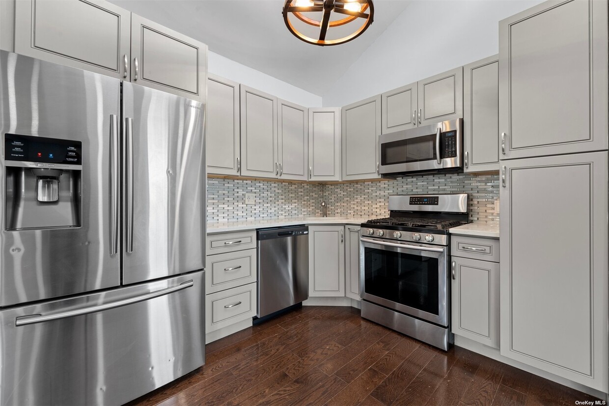 Foto principal - 83-87C Woodhaven Blvd