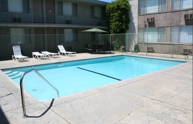 Foto del edificio - Burbank Oaks Apartments