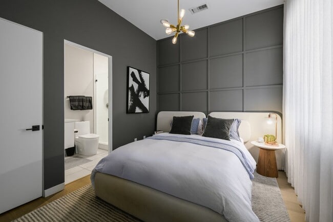 Building Photo - 1244 1/2 Gordon Street